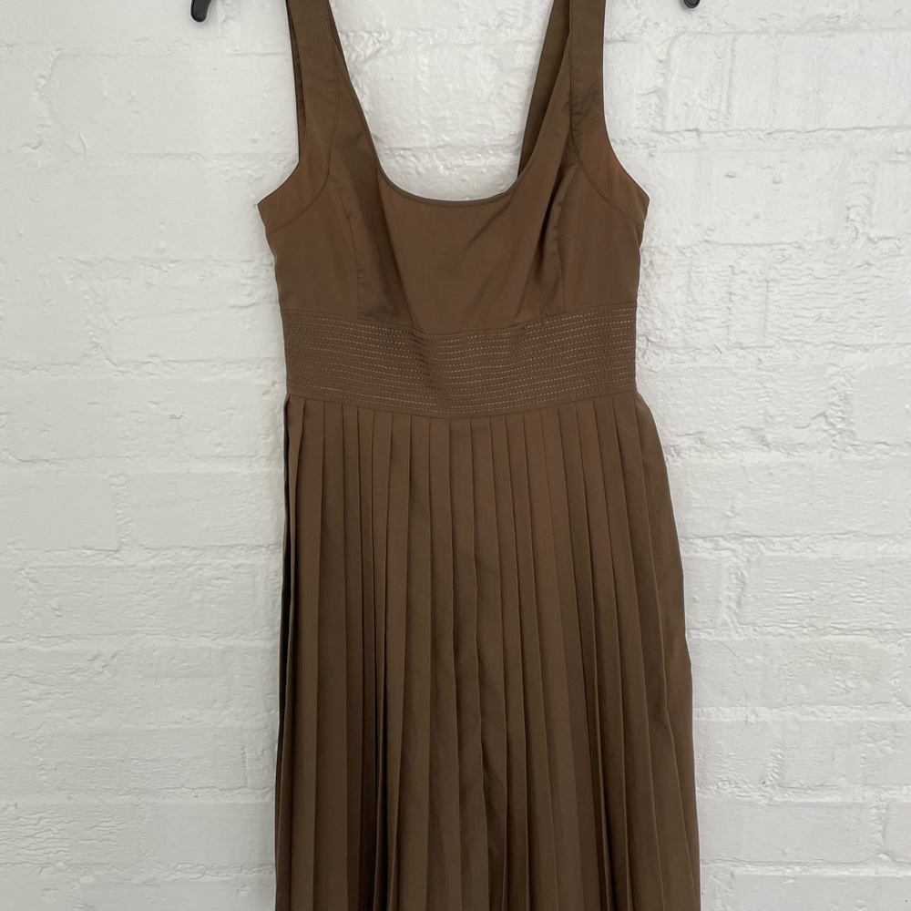 Coco Brown round collar semi backless high waist pleats L-side hidden zipper.